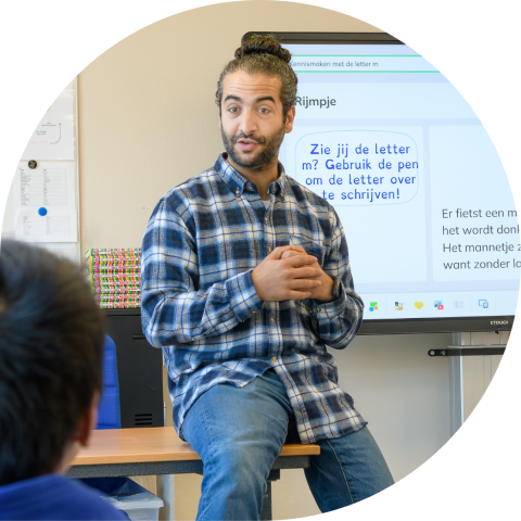 Afbeelding van een leraar die voor de klas staat