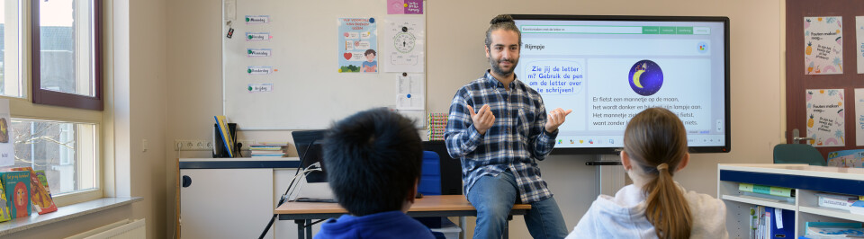 Afbeelding van een basisschool leraar voor de klas