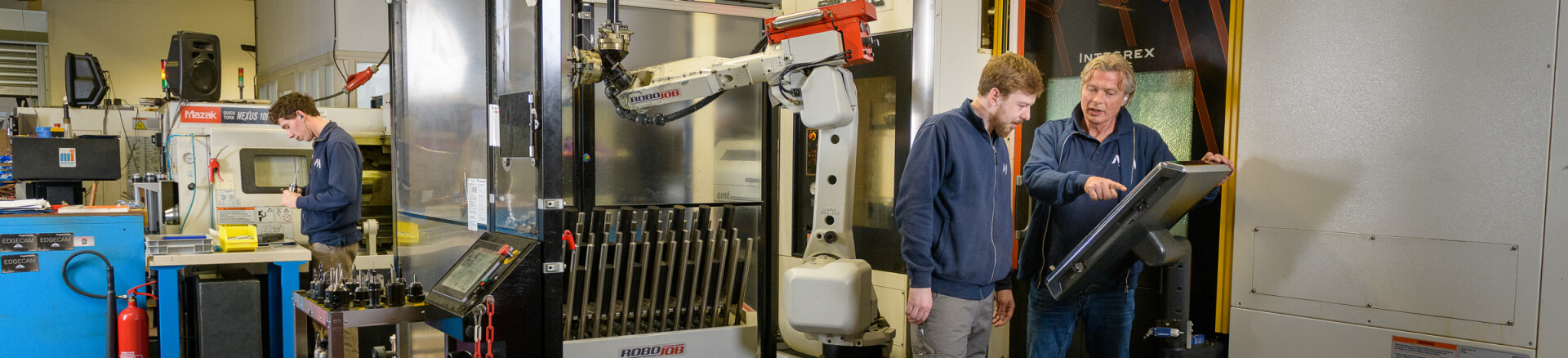 Afbeelding van twee mannen in een technische werkplaats